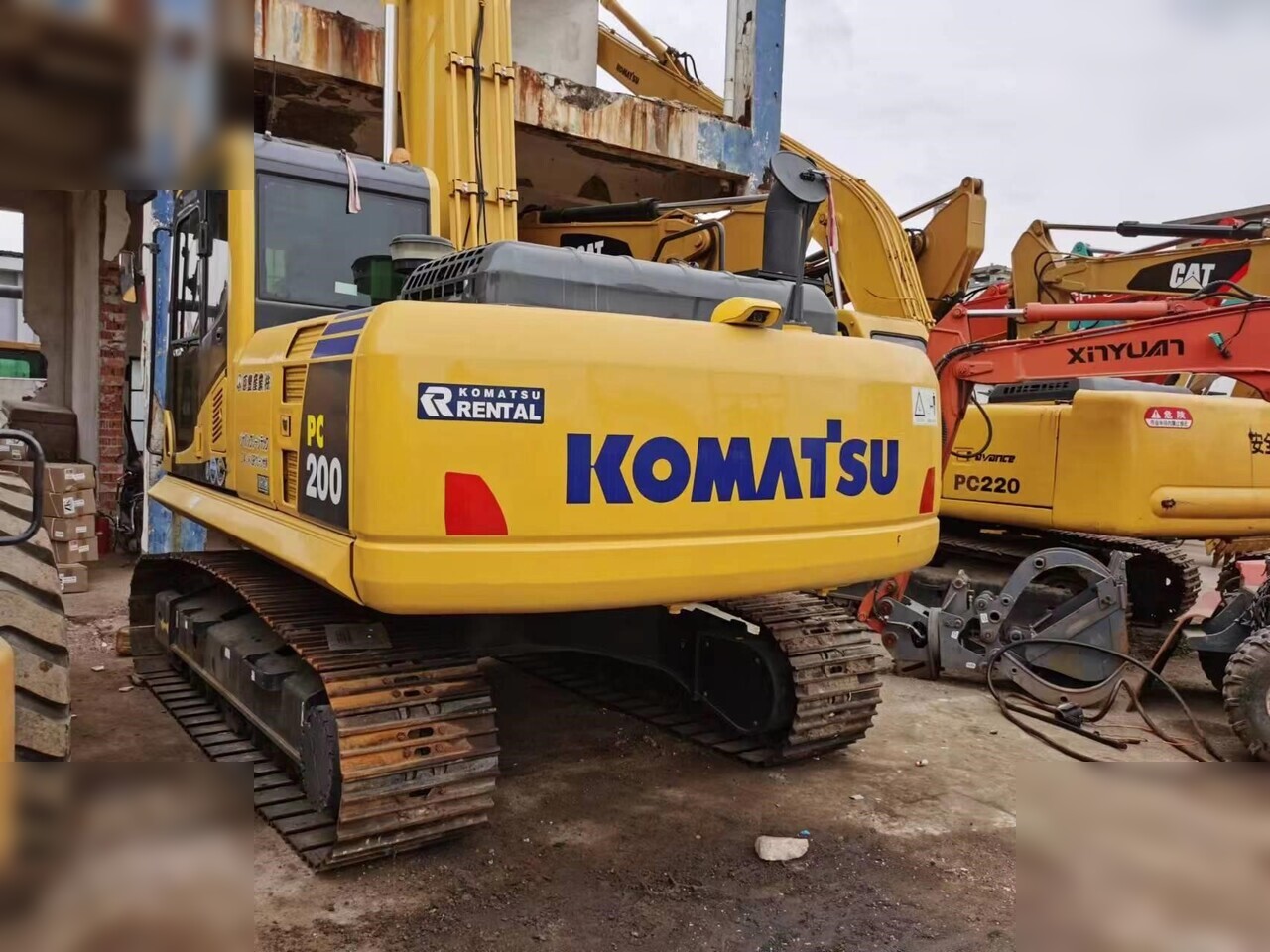 KOMATSU PC200 - حفار زاحف: صورة 1 KOMATSU PC200 - حفار زاحف: صورة 1