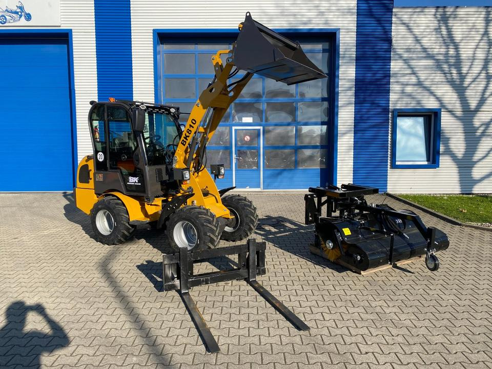 Radlader/Hoflader BK810 inkl. Kehrmaschinenpaket *INKL.19% MWST*BERGER KRAUS* KUBOTA*EURO*CE* - لودر مفصلي صغير: صورة 1 Radlader/Hoflader BK810 inkl. Kehrmaschinenpaket *INKL.19% MWST*BERGER KRAUS* KUBOTA*EURO*CE* - لودر مفصلي صغير: صورة 1
