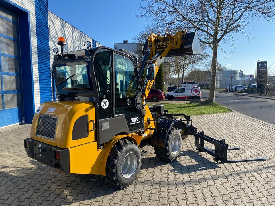 Radlader/Hoflader BK810 inkl. Kehrmaschinenpaket *INKL.19% MWST*BERGER KRAUS* KUBOTA*EURO*CE* - لودر مفصلي صغير: صورة 5 Radlader/Hoflader BK810 inkl. Kehrmaschinenpaket *INKL.19% MWST*BERGER KRAUS* KUBOTA*EURO*CE* - لودر مفصلي صغير: صورة 5