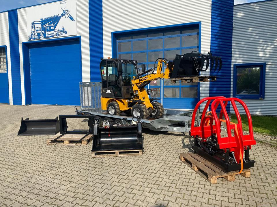 Radlader/Hoflader BK906 Kabine inkl. Tieflader und großem Zubehörpaket *INKL.19% MWST*BERGER KRAUS*PERKINS*CE*SOFORT!* - لودر مفصلي صغير: صورة 3 Radlader/Hoflader BK906 Kabine inkl. Tieflader und großem Zubehörpaket *INKL.19% MWST*BERGER KRAUS*PERKINS*CE*SOFORT!* - لودر مفصلي صغير: صورة 3