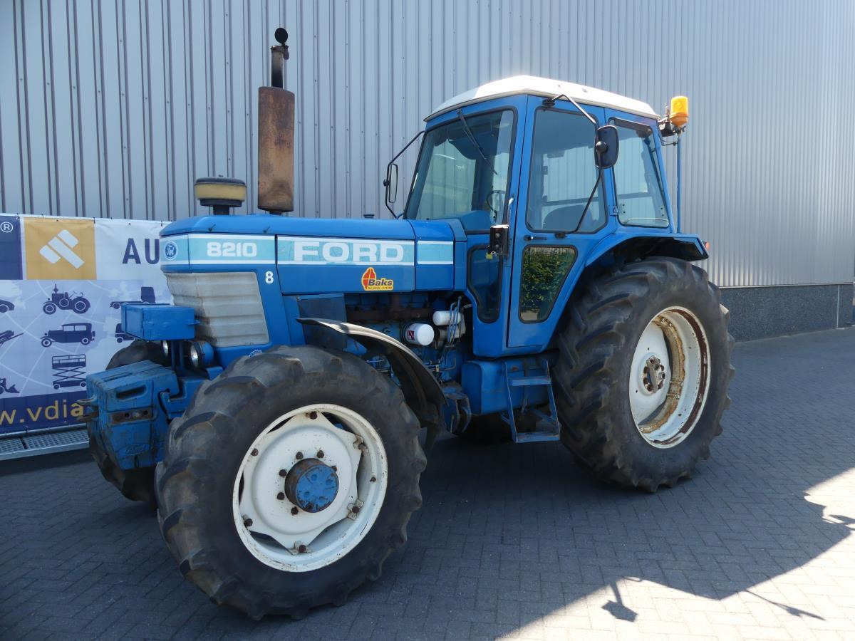 Ford 8210 - جرار: صورة 1 Ford 8210 - جرار: صورة 1