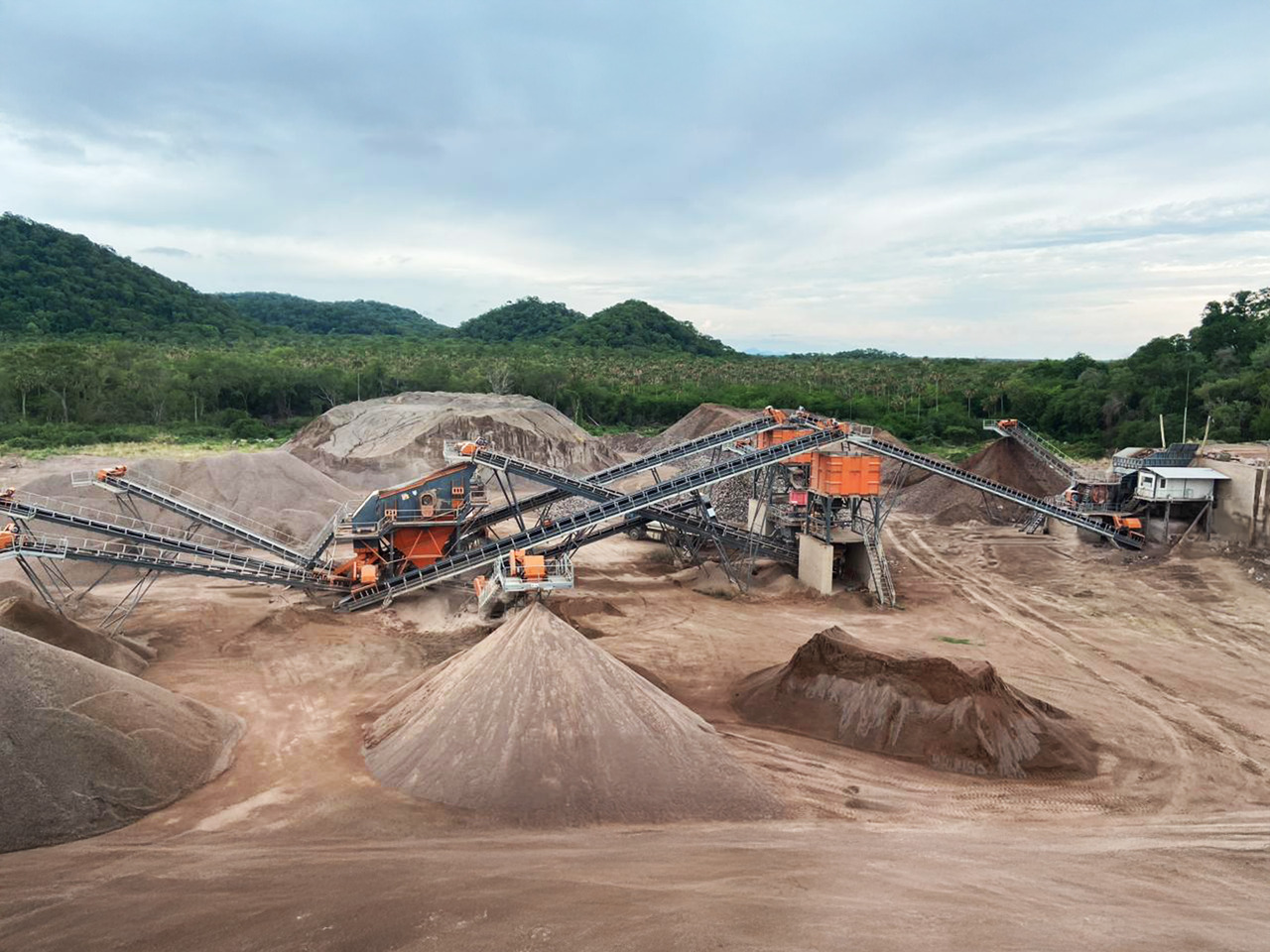Constmach Stationäre Basalt Steinbrechanlage 250-300 t/h - كسارة: صورة 5 Constmach Stationäre Basalt Steinbrechanlage 250-300 t/h - كسارة: صورة 5