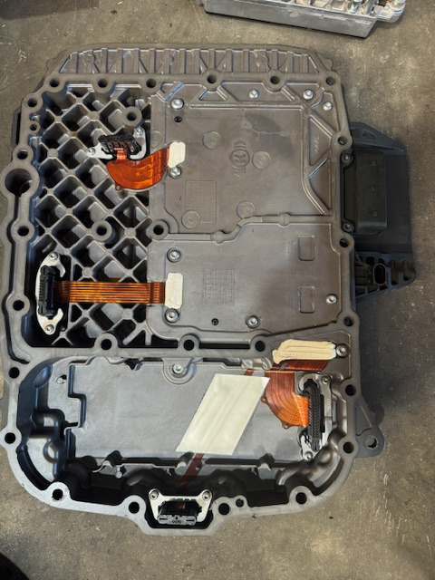 ZF Getriebesteller Oberteil TRAXON Deckel 0501331678 - علبة التروس و قطع الغيار - شاحنة: صورة 1 ZF Getriebesteller Oberteil TRAXON Deckel 0501331678 - علبة التروس و قطع الغيار - شاحنة: صورة 1