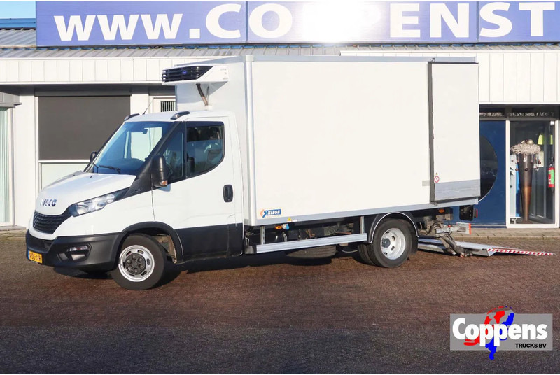 Iveco Daily 35C16 Carrier Xarios 350 Koel+Vries+verwarmen + stekker 220 volt, Dhollandia 750 kg klep - شاحنة توصيل مبردة: صورة 1 Iveco Daily 35C16 Carrier Xarios 350 Koel+Vries+verwarmen + stekker 220 volt, Dhollandia 750 kg klep - شاحنة توصيل مبردة: صورة 1