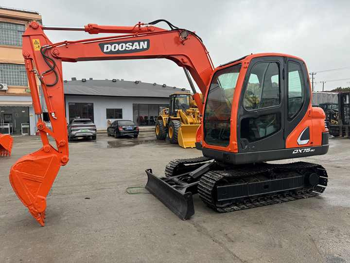 Doosan DX75-9C Used Excavator Crawler Second Hand Korean Engine DX75-9C Small Digger for Home or Farm - حفار زاحف: صورة 4 Doosan DX75-9C Used Excavator Crawler Second Hand Korean Engine DX75-9C Small Digger for Home or Farm - حفار زاحف: صورة 4