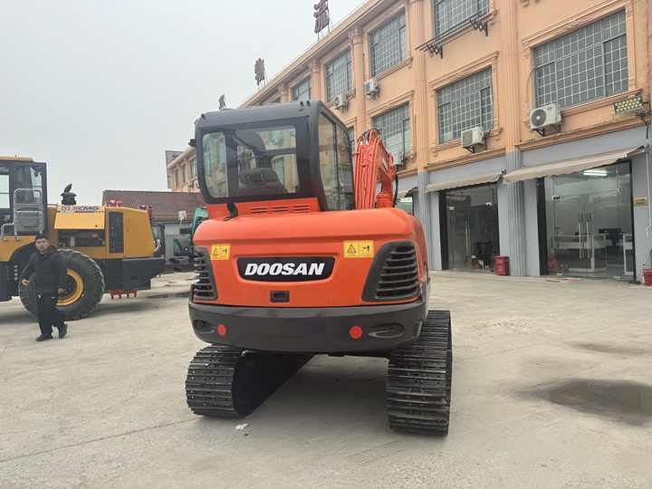 Original Top Sale High Performance Slightly Used Doosan Dx60 Dx75 Dx80 Tracked Excavator for Landscaping in Shanghai - حفار زاحف: صورة 2 Original Top Sale High Performance Slightly Used Doosan Dx60 Dx75 Dx80 Tracked Excavator for Landscaping in Shanghai - حفار زاحف: صورة 2