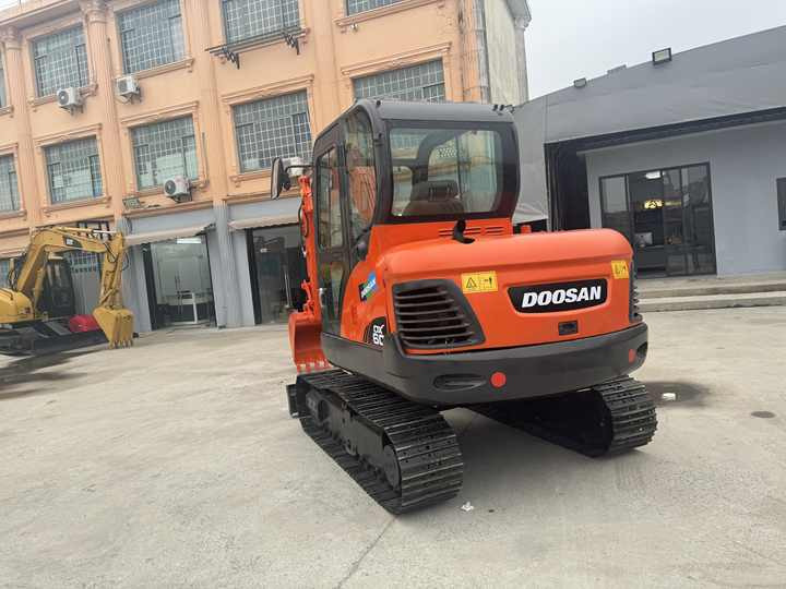 Top Grade in Stock Doosan DX60 Used 6 Ton Hydraulic Crawler Excavator Digger High Quality Factory Price Used 6 Ton - حفار زاحف: صورة 3 Top Grade in Stock Doosan DX60 Used 6 Ton Hydraulic Crawler Excavator Digger High Quality Factory Price Used 6 Ton - حفار زاحف: صورة 3