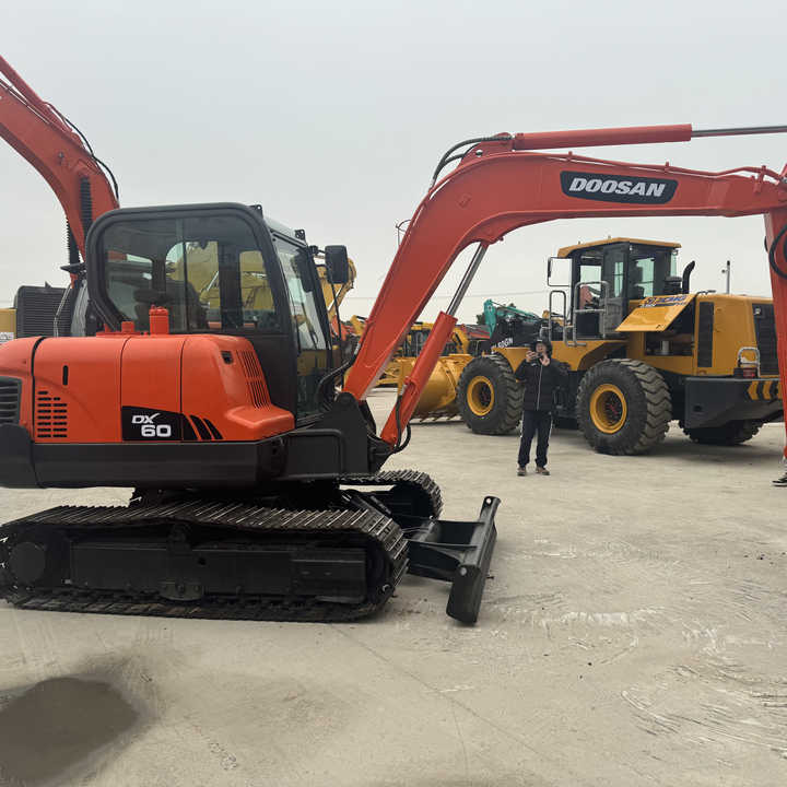 Top Grade in Stock Doosan DX60 Used 6 Ton Hydraulic Crawler Excavator Digger High Quality Factory Price Used 6 Ton - حفار زاحف: صورة 1 Top Grade in Stock Doosan DX60 Used 6 Ton Hydraulic Crawler Excavator Digger High Quality Factory Price Used 6 Ton - حفار زاحف: صورة 1