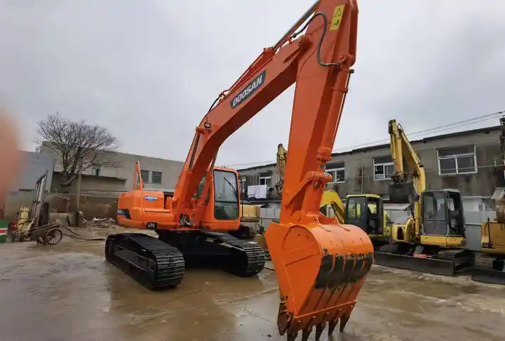 Used Doosan DH220-7 excavator on sale with manual engine made in Korea - حفار زاحف: صورة 4 Used Doosan DH220-7 excavator on sale with manual engine made in Korea - حفار زاحف: صورة 4
