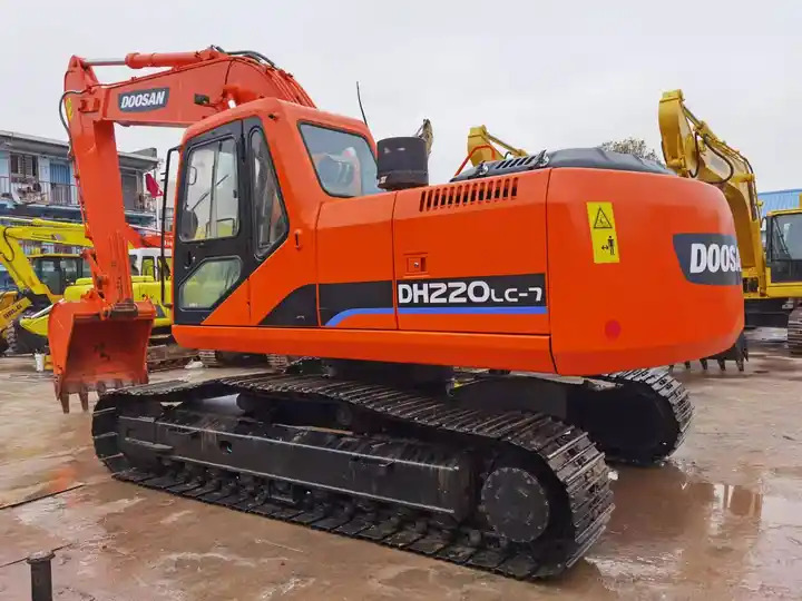 Used Doosan DH220-7 excavator on sale with manual engine made in Korea - حفار زاحف: صورة 3 Used Doosan DH220-7 excavator on sale with manual engine made in Korea - حفار زاحف: صورة 3