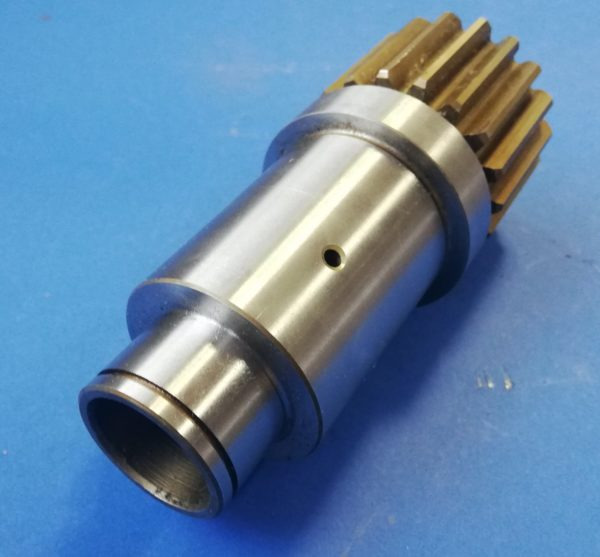 010430A Bobcat 325 swing motor shaft - محرك سوينغ - آلات الإنشاء: صورة 1 010430A Bobcat 325 swing motor shaft - محرك سوينغ - آلات الإنشاء: صورة 1