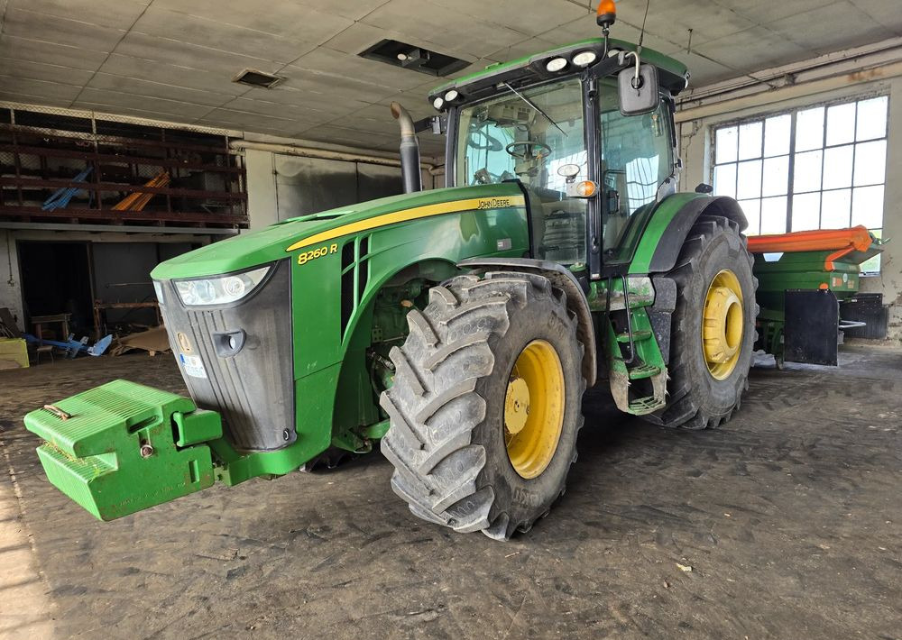 John Deere 8260R - جرار: صورة 1 John Deere 8260R - جرار: صورة 1