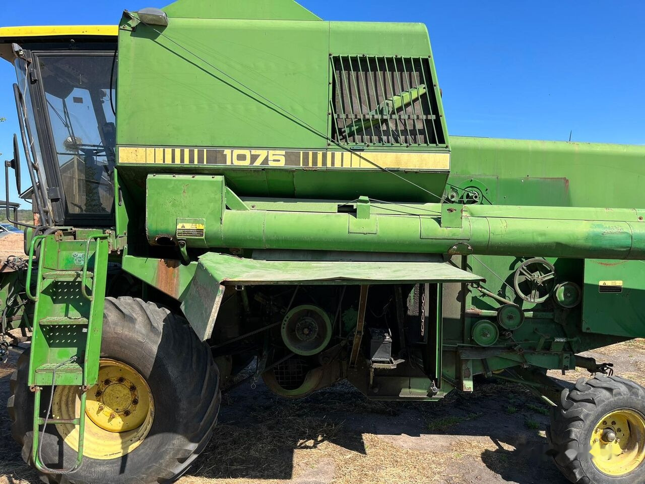 John Deere 1075 - حصادة: صورة 1 John Deere 1075 - حصادة: صورة 1