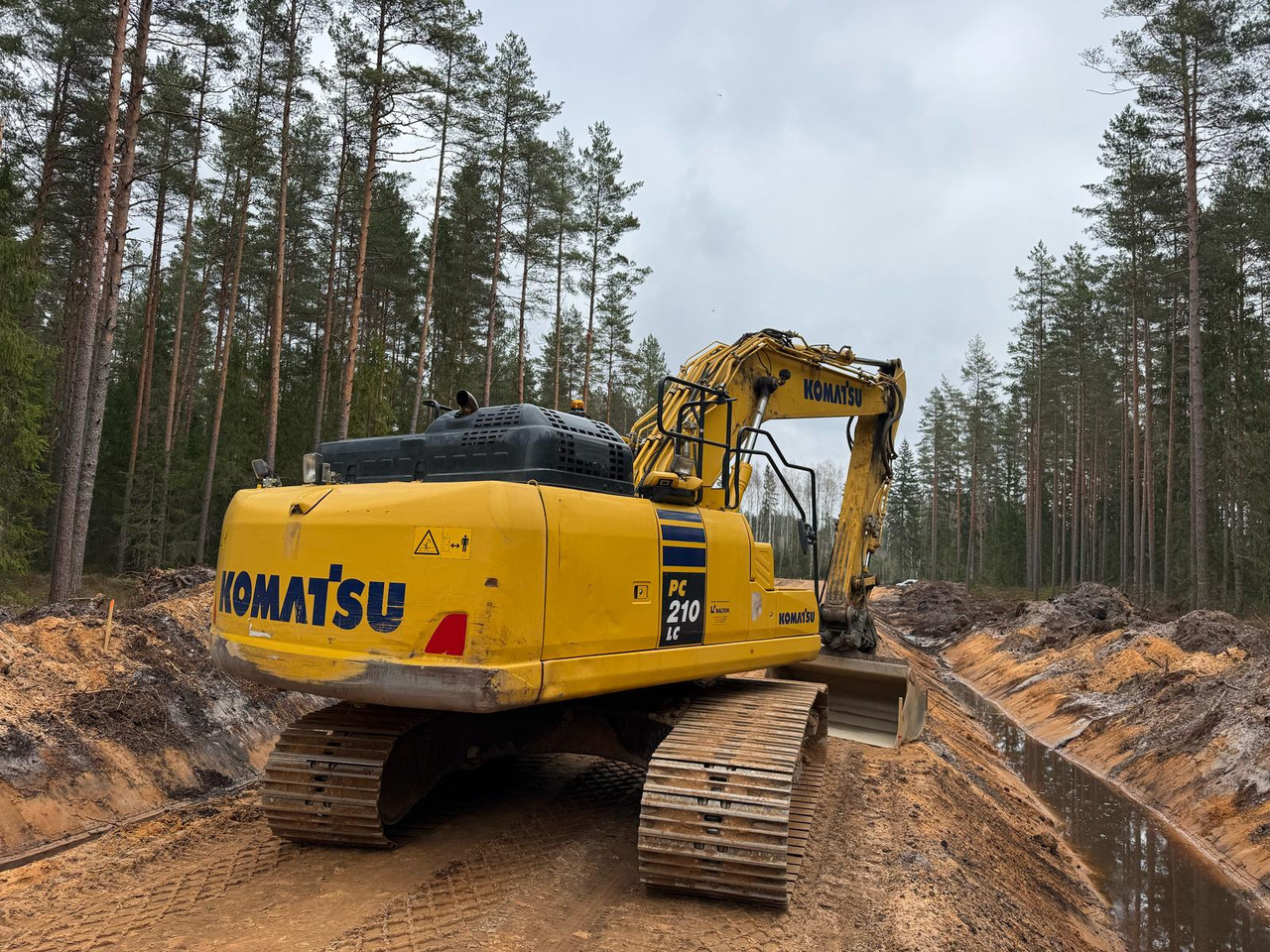 KOMATSU PC210LC-11 - حفار زاحف: صورة 2 KOMATSU PC210LC-11 - حفار زاحف: صورة 2