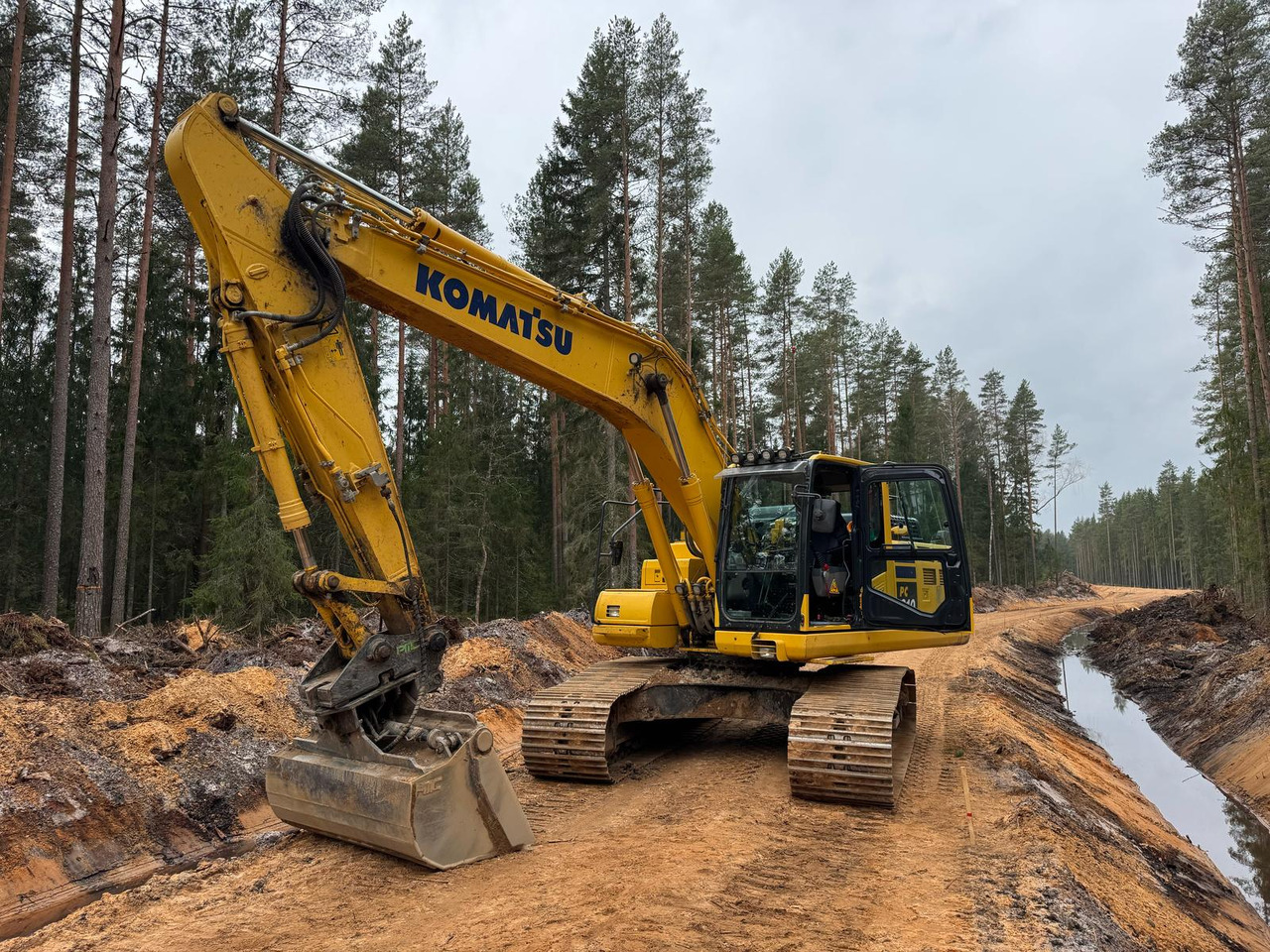 KOMATSU PC210LC-11 - حفار زاحف: صورة 1 KOMATSU PC210LC-11 - حفار زاحف: صورة 1