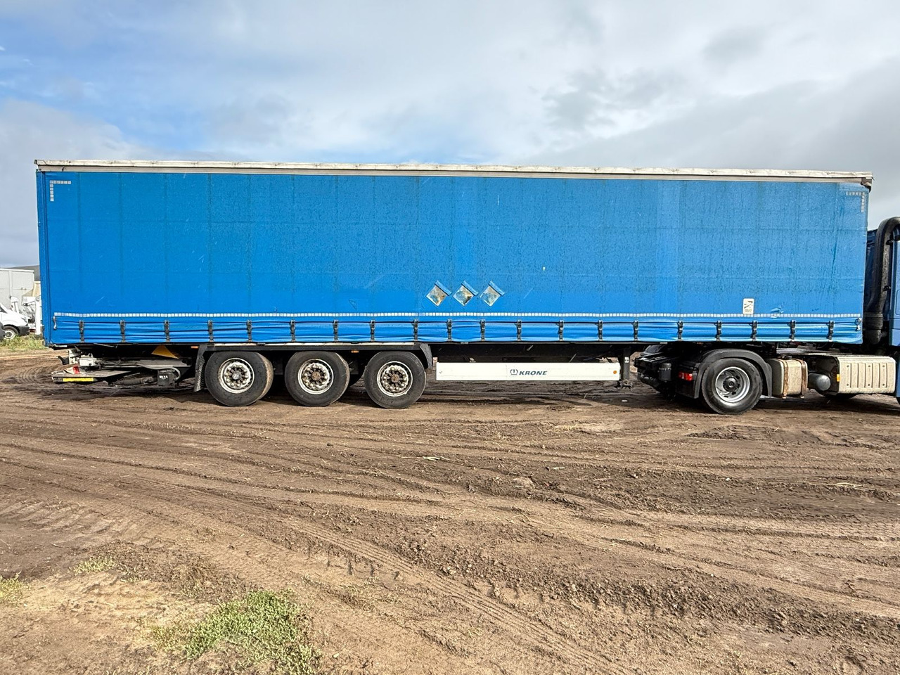 Krone SD mit Faltbare Ladebordwand - نصف مقطورة بستائر جانبية: صورة 4 Krone SD mit Faltbare Ladebordwand - نصف مقطورة بستائر جانبية: صورة 4