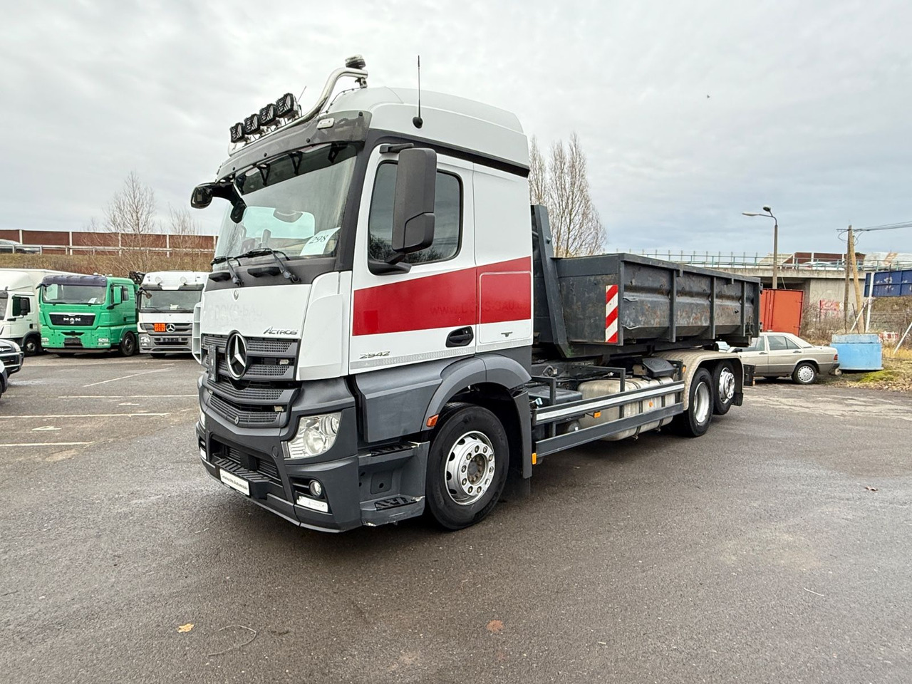 Mercedes-Benz Actros 2542 Abrollkipper mit Container - شاحنة برافعة خطافية: صورة 3 Mercedes-Benz Actros 2542 Abrollkipper mit Container - شاحنة برافعة خطافية: صورة 3