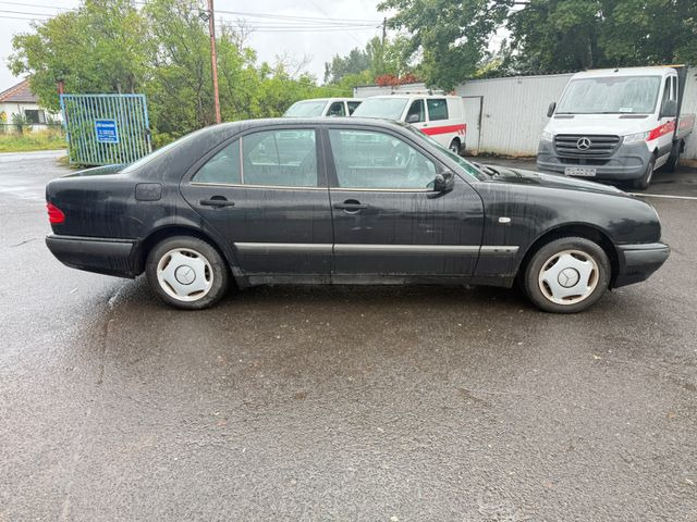 Mercedes-Benz E 200 - سيدان: صورة 5 Mercedes-Benz E 200 - سيدان: صورة 5