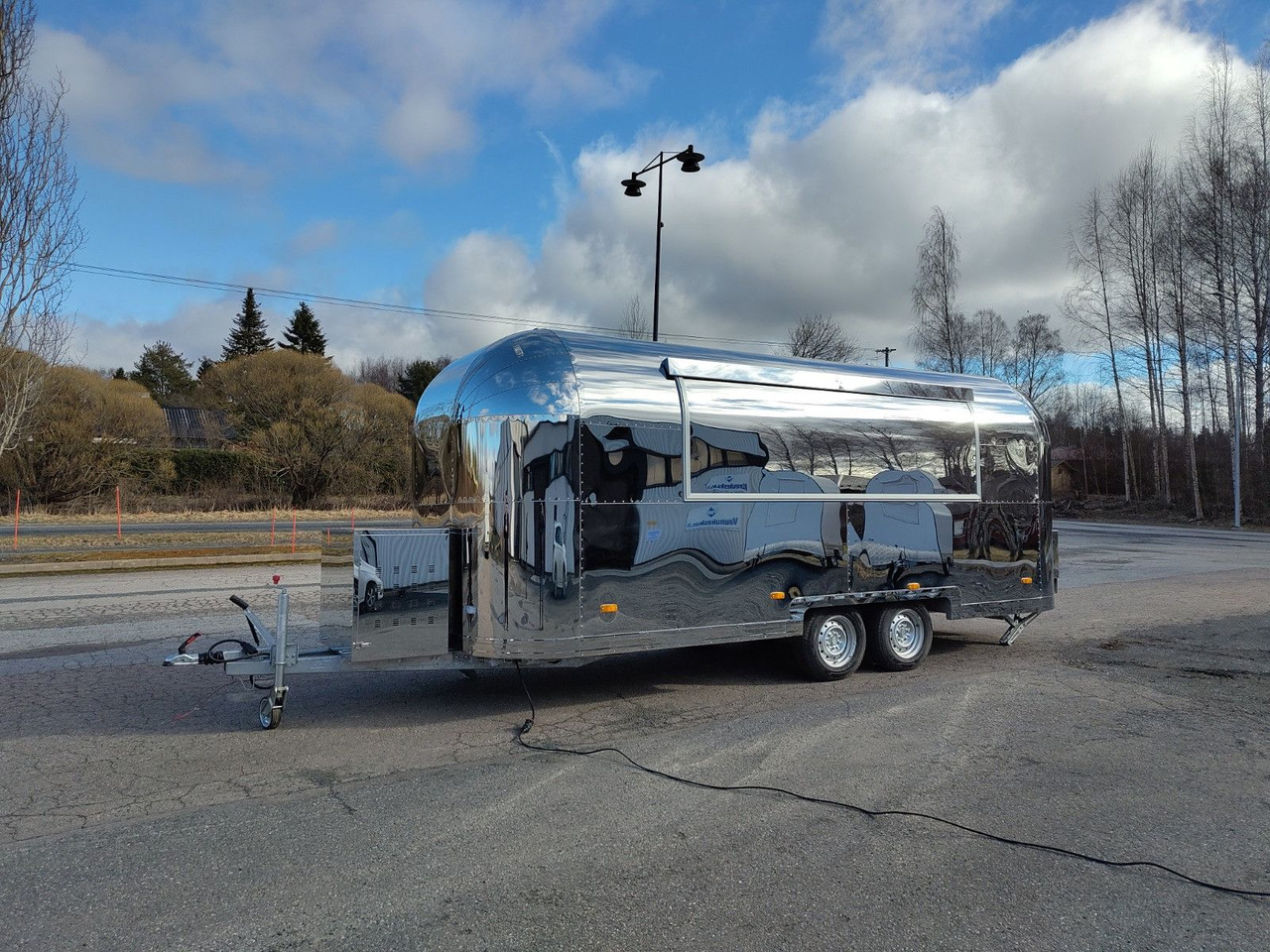 Esselmann Delistar Foodtruck 6000 ähn. Airstream - بيع مقطورة: صورة 1 Esselmann Delistar Foodtruck 6000 ähn. Airstream - بيع مقطورة: صورة 1