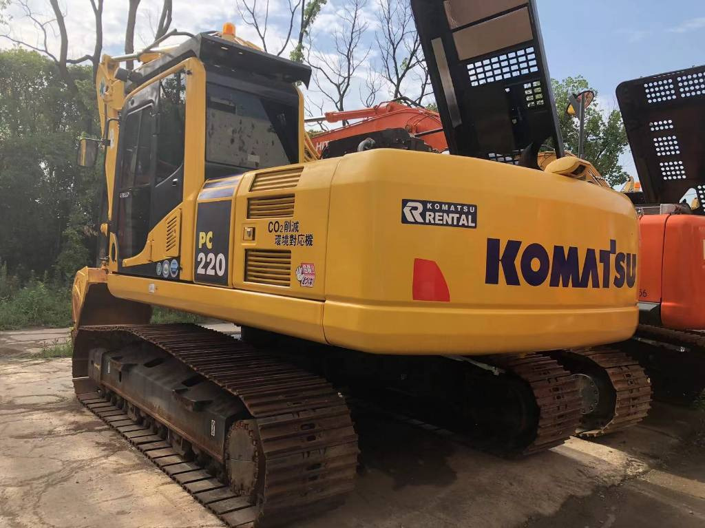 Komatsu PC220-8 - حفار زاحف: صورة 1 Komatsu PC220-8 - حفار زاحف: صورة 1