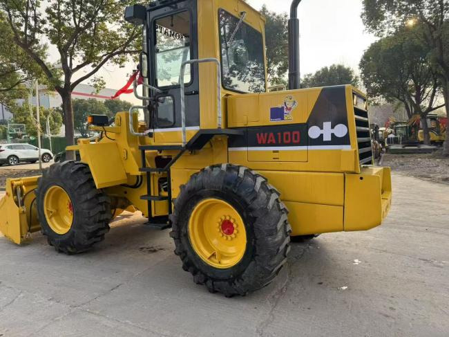 Komatsu WA100 - اللودر بعجل: صورة 4 Komatsu WA100 - اللودر بعجل: صورة 4