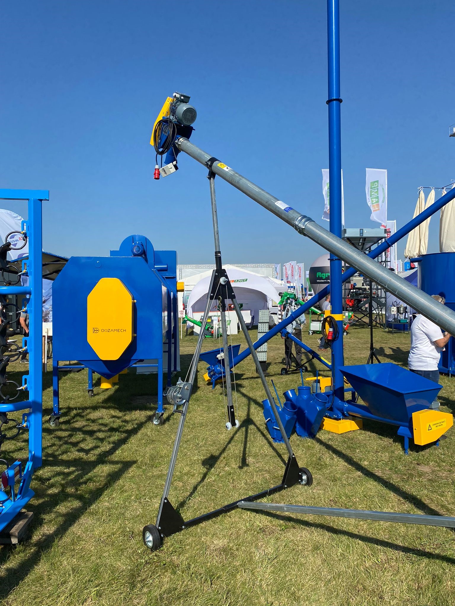 Dozamech Förderschnecke / Screw conveyor / Convoyeur a vis / Transportador de tornillo / Trasportatore a coclea / Шнековый конвейер / Przenośnik ślimakowy T-403 - الناقل: صورة 1 Dozamech Förderschnecke / Screw conveyor / Convoyeur a vis / Transportador de tornillo / Trasportatore a coclea / Шнековый конвейер / Przenośnik ślimakowy T-403 - الناقل: صورة 1