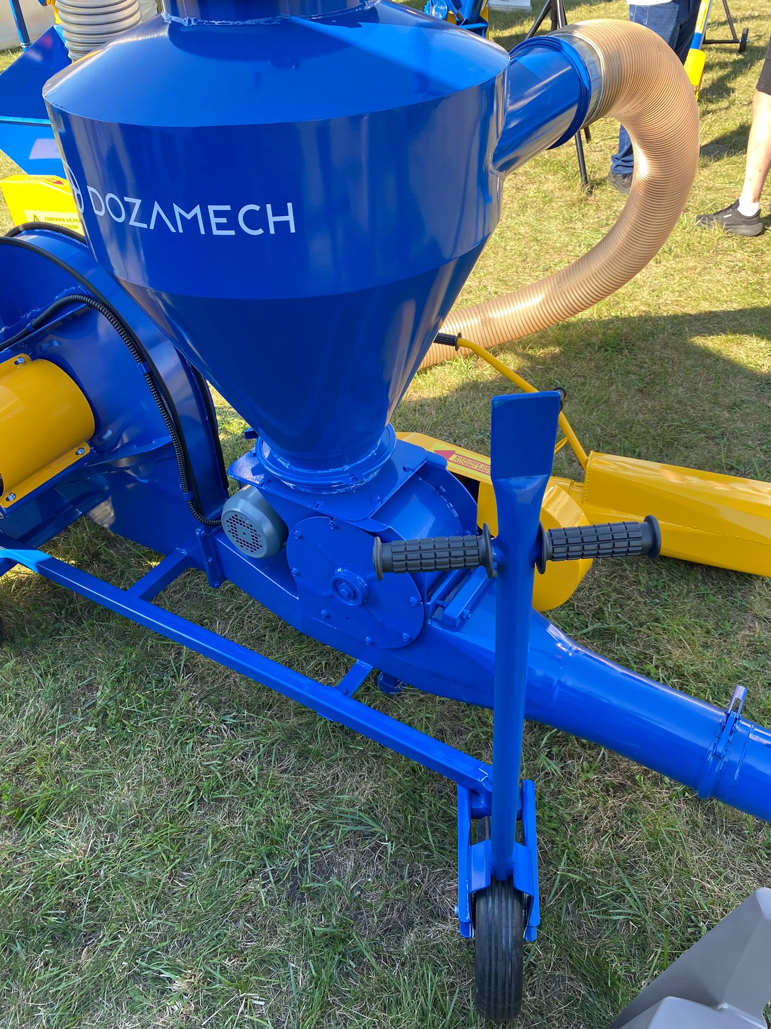 Dozamech Saug-Druckgebläse / Suction and pressure blower / Suceuse à grains / Trasportatore / Пневматический вдуватель / Dmuchawa ssąco-tłocząca T-420 - الناقل: صورة 4 Dozamech Saug-Druckgebläse / Suction and pressure blower / Suceuse à grains / Trasportatore / Пневматический вдуватель / Dmuchawa ssąco-tłocząca T-420 - الناقل: صورة 4