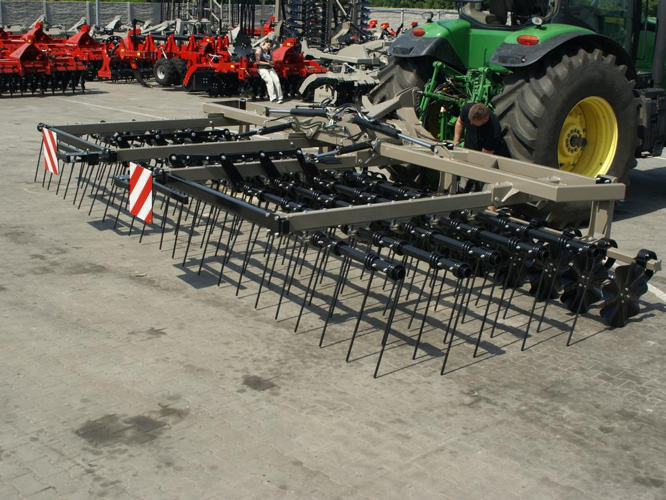 ROLEX Mulchegge / Mulch harrow / Herse de déchaumage / Erpice pacciamante / Борона для мульчирования / Brona mulczowa 7,5 m - مشط العشب: صورة 1 ROLEX Mulchegge / Mulch harrow / Herse de déchaumage / Erpice pacciamante / Борона для мульчирования / Brona mulczowa 7,5 m - مشط العشب: صورة 1
