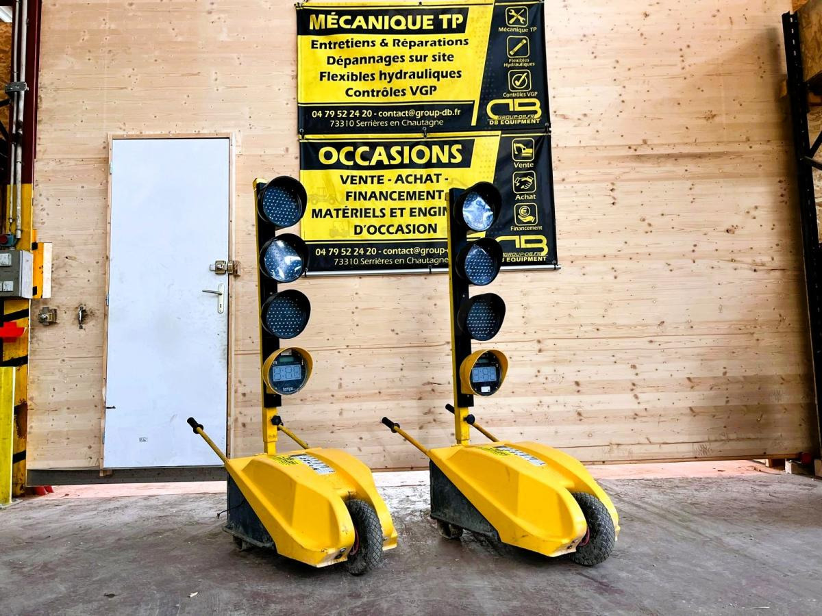 FEUX DE CHANTIER TRICOLORES TTS TEMPO AVEC TELECOMMANDE D'OCCASION - معدات الانشاءات: صورة 1 FEUX DE CHANTIER TRICOLORES TTS TEMPO AVEC TELECOMMANDE D'OCCASION - معدات الانشاءات: صورة 1