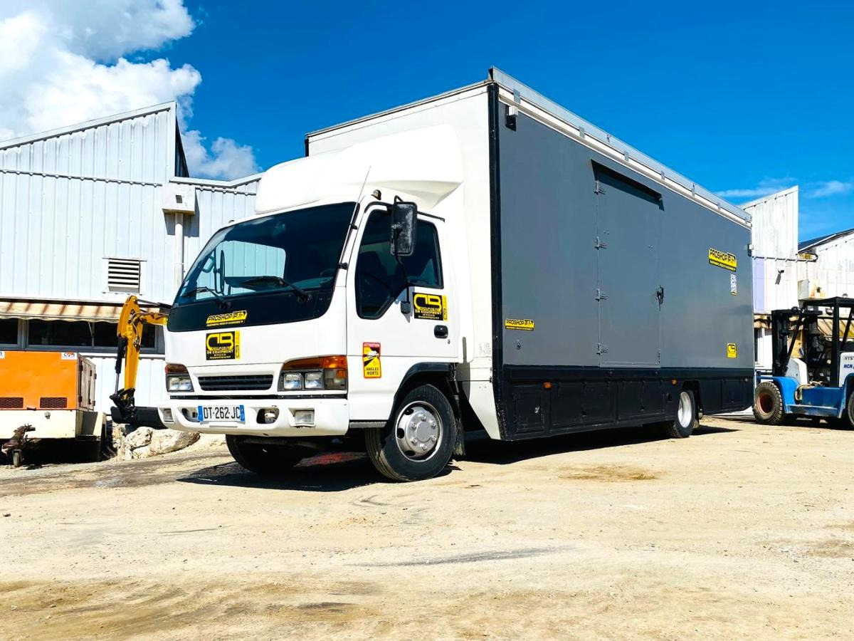 ISUZU Camion SÉRIE N AVEC 2 STRUCTURES CHAPITEAUX - شاحنة صندوقية: صورة 1 ISUZU Camion SÉRIE N AVEC 2 STRUCTURES CHAPITEAUX - شاحنة صندوقية: صورة 1