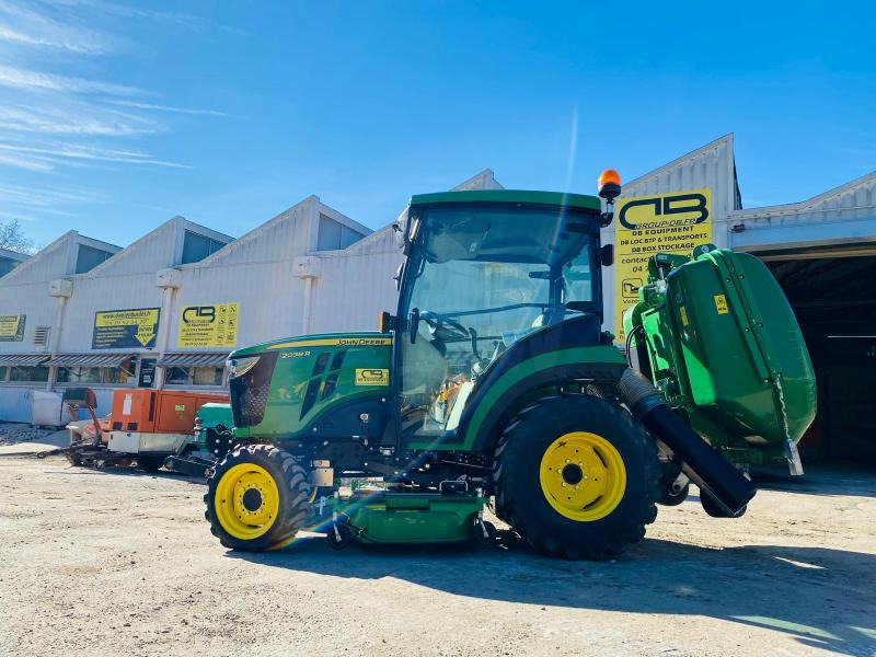 John Deere 2038R avec plateau de coupe et bas de ramassage - جرار صغير: صورة 2 John Deere 2038R avec plateau de coupe et bas de ramassage - جرار صغير: صورة 2