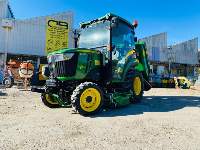 John Deere 2038R avec plateau de coupe et bas de ramassage - جرار صغير: صورة 1 John Deere 2038R avec plateau de coupe et bas de ramassage - جرار صغير: صورة 1