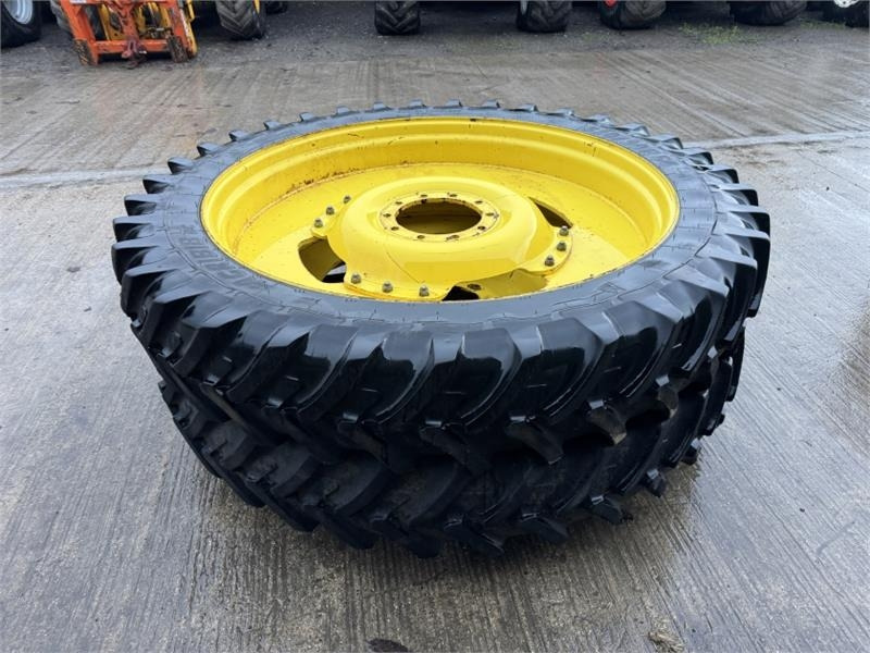 John Deere 320 Row Crop Wheels and Tyres - آلات زراعية: صورة 3 John Deere 320 Row Crop Wheels and Tyres - آلات زراعية: صورة 3