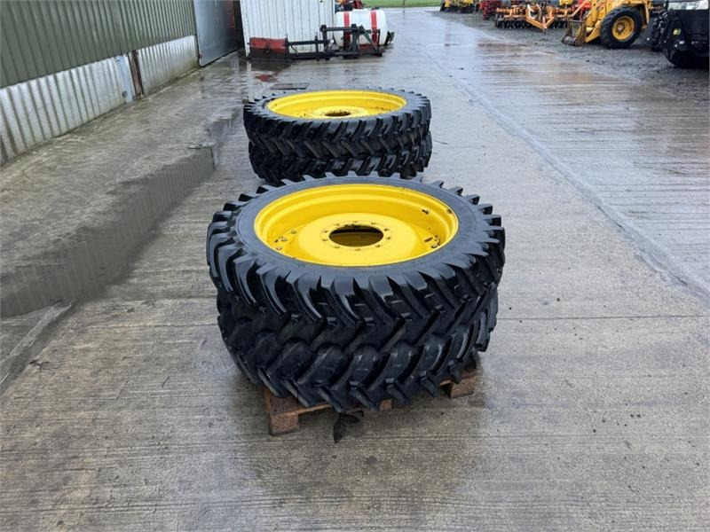John Deere 320 Row Crop Wheels and Tyres - آلات زراعية: صورة 2 John Deere 320 Row Crop Wheels and Tyres - آلات زراعية: صورة 2
