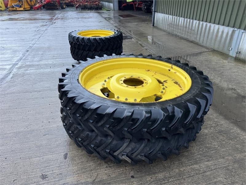 John Deere 320 Row Crop Wheels and Tyres - آلات زراعية: صورة 1 John Deere 320 Row Crop Wheels and Tyres - آلات زراعية: صورة 1