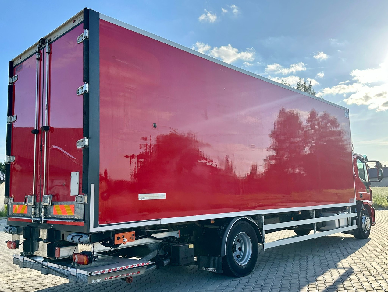IVECO EUROCARGO 180-320 / CHŁODNIA / WINDA / 21 PALET / 8.5 M DŁUGOŚCI / CARRIER / SYPIALKA / EURO 6 - شاحنة ذات مبرد: صورة 4 IVECO EUROCARGO 180-320 / CHŁODNIA / WINDA / 21 PALET / 8.5 M DŁUGOŚCI / CARRIER / SYPIALKA / EURO 6 - شاحنة ذات مبرد: صورة 4