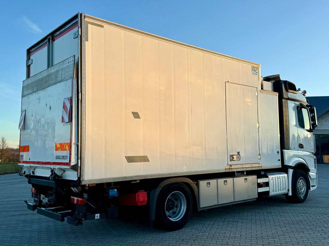 MERCEDES-BENZ ACTROS 1840 / CHŁODNIA / WINDA / 15 EUROPALET / 6.10 M DŁUGOŚCI / DUŻA KABINA / AUTOMAT / SPROWADZONY / SERWISOWANY / EURO 6 - شاحنة ذات مبرد: صورة 3 MERCEDES-BENZ ACTROS 1840 / CHŁODNIA / WINDA / 15 EUROPALET / 6.10 M DŁUGOŚCI / DUŻA KABINA / AUTOMAT / SPROWADZONY / SERWISOWANY / EURO 6 - شاحنة ذات مبرد: صورة 3