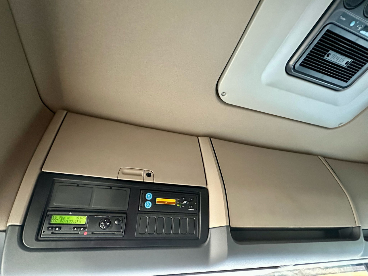 تأجير SCANIA G360 / IZOTERMA / 6.8 M DŁUGOŚCI / AUTOMAT / CAŁA NA PODUSZKACH / KLIMA POSTOJOWA / ELEKTRYCZNA ROLETA TYŁ / SYPIALKA SCANIA G360 / IZOTERMA / 6.8 M DŁUGOŚCI / AUTOMAT / CAŁA NA PODUSZKACH / KLIMA POSTOJOWA / ELEKTRYCZNA ROLETA TYŁ / SYPIALKA: صورة 19 تأجير SCANIA G360 / IZOTERMA / 6.8 M DŁUGOŚCI / AUTOMAT / CAŁA NA PODUSZKACH / KLIMA POSTOJOWA / ELEKTRYCZNA ROLETA TYŁ / SYPIALKA SCANIA G360 / IZOTERMA / 6.8 M DŁUGOŚCI / AUTOMAT / CAŁA NA PODUSZKACH / KLIMA POSTOJOWA / ELEKTRYCZNA ROLETA TYŁ / SYPIALKA: صورة 19