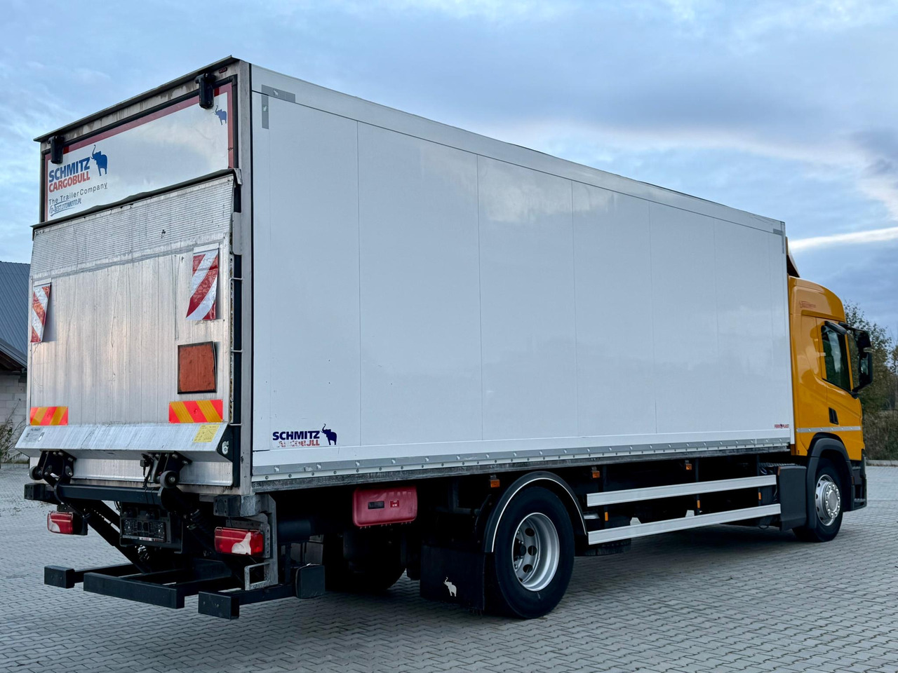 SCANIA P220 / IZOTERMA / WINDA / SCHMITZ / 18 PALET / SILNIK 6 / SYPIALKA / 2019 ROK / NISKI PRZEBIEG - شاحنة متساوية الحرارة: صورة 4 SCANIA P220 / IZOTERMA / WINDA / SCHMITZ / 18 PALET / SILNIK 6 / SYPIALKA / 2019 ROK / NISKI PRZEBIEG - شاحنة متساوية الحرارة: صورة 4