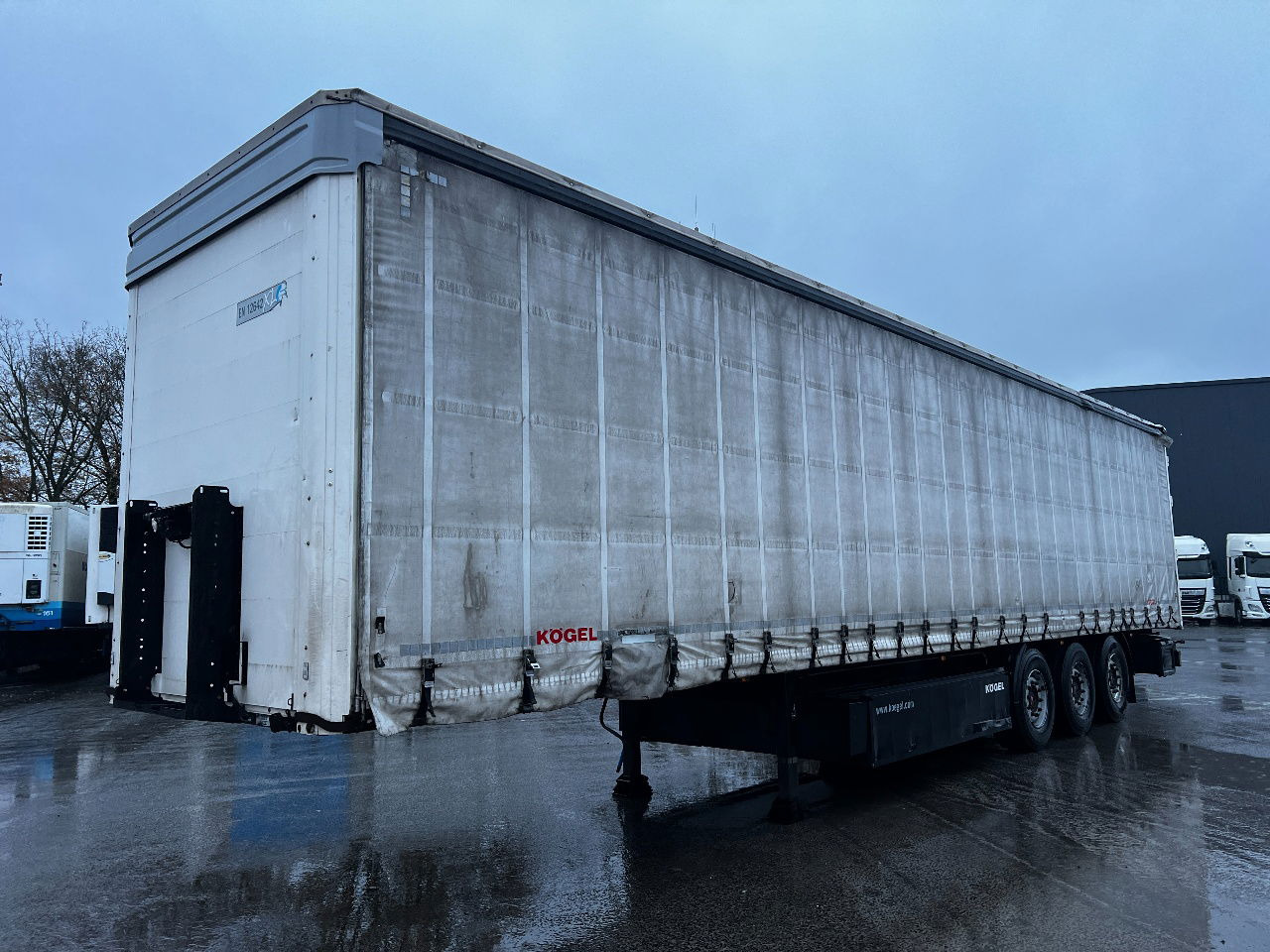 Kögel SN24 met liftas en SAF assen - نصف مقطورة بستائر جانبية: صورة 1 Kögel SN24 met liftas en SAF assen - نصف مقطورة بستائر جانبية: صورة 1