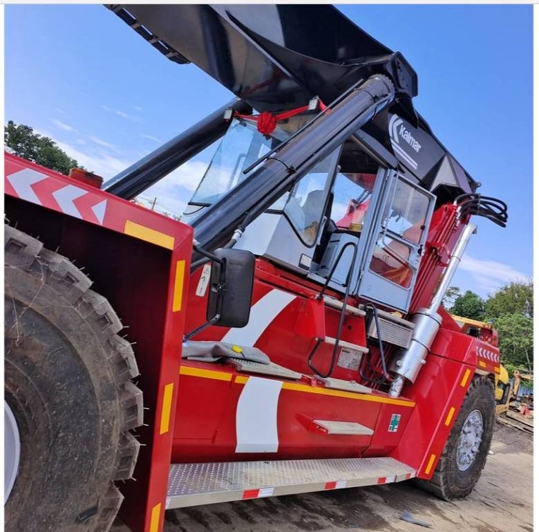 Kalmar DRF 450 - آلة حمل الحاويات في الأماكن الصغيرة: صورة 4 Kalmar DRF 450 - آلة حمل الحاويات في الأماكن الصغيرة: صورة 4