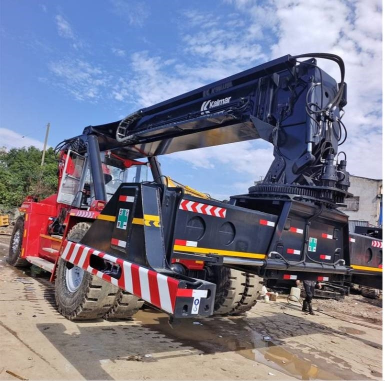 Kalmar DRF 450 - آلة حمل الحاويات في الأماكن الصغيرة: صورة 3 Kalmar DRF 450 - آلة حمل الحاويات في الأماكن الصغيرة: صورة 3