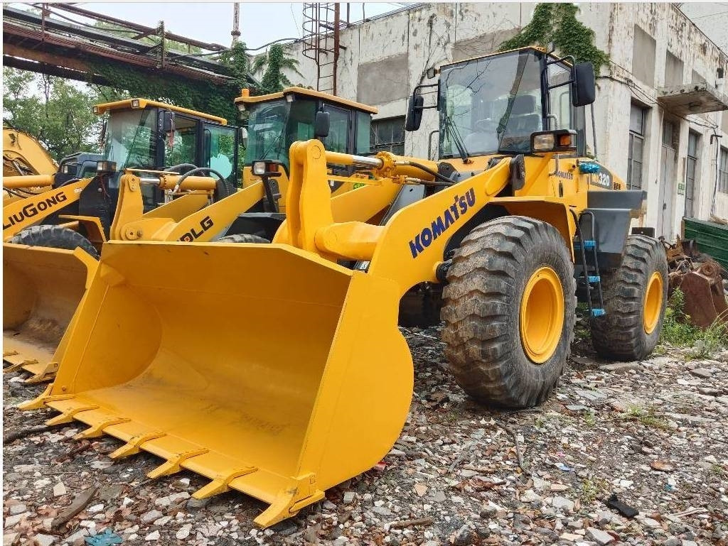 Komatsu WA 320-5 - حفار زاحف: صورة 1 Komatsu WA 320-5 - حفار زاحف: صورة 1