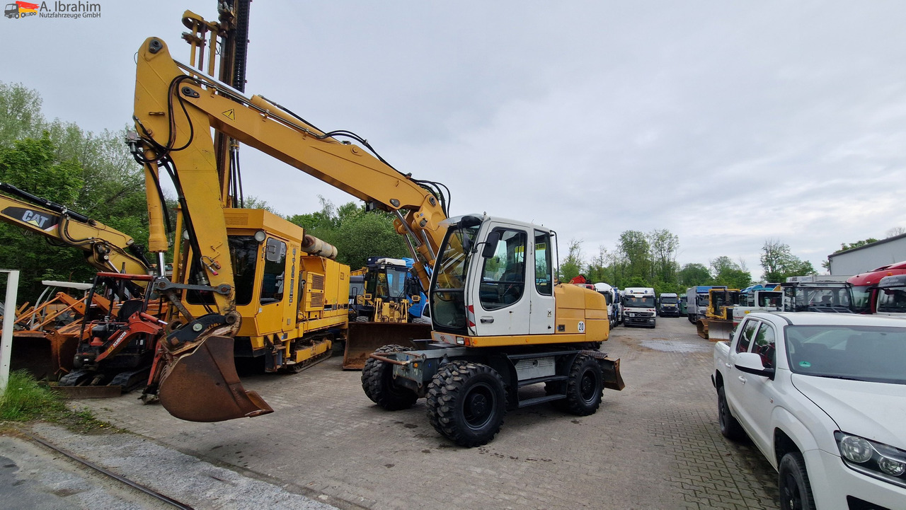 Liebherr A316 Schnellwechsler, Hammerverrohrung, Verstellausleger Deutz Motor - حفار صغير: صورة 1 Liebherr A316 Schnellwechsler, Hammerverrohrung, Verstellausleger Deutz Motor - حفار صغير: صورة 1