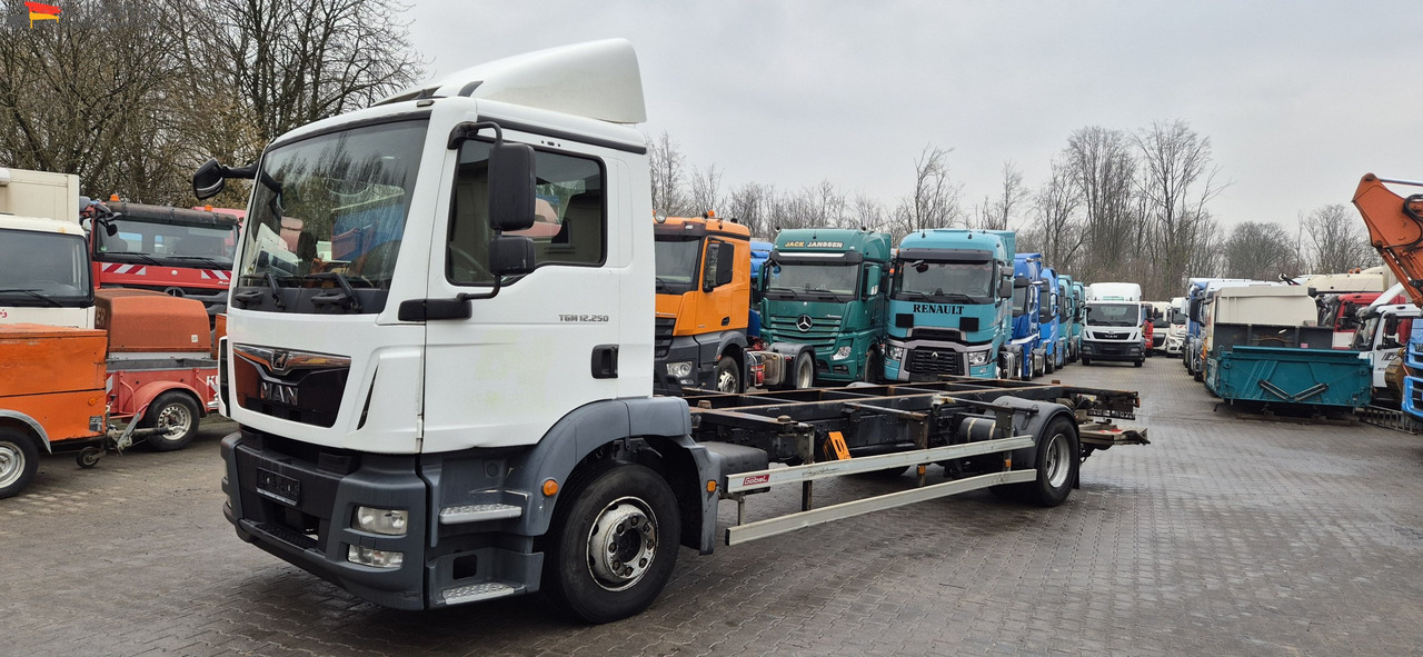 MAN 12.250 LBW 1500 kg Dehollandia - ناقلة حاويات/ شاحنة حاويات: صورة 1 MAN 12.250 LBW 1500 kg Dehollandia - ناقلة حاويات/ شاحنة حاويات: صورة 1