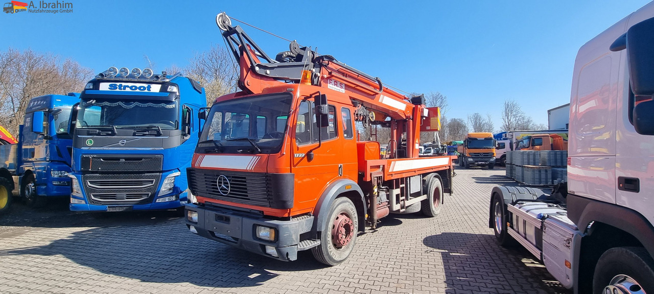 Mercedes-Benz 1722 Dachdeckerkran Cormach 30000 TECH, - شاحنة كرين, شاحنات مسطحة: صورة 1 Mercedes-Benz 1722 Dachdeckerkran Cormach 30000 TECH, - شاحنة كرين, شاحنات مسطحة: صورة 1