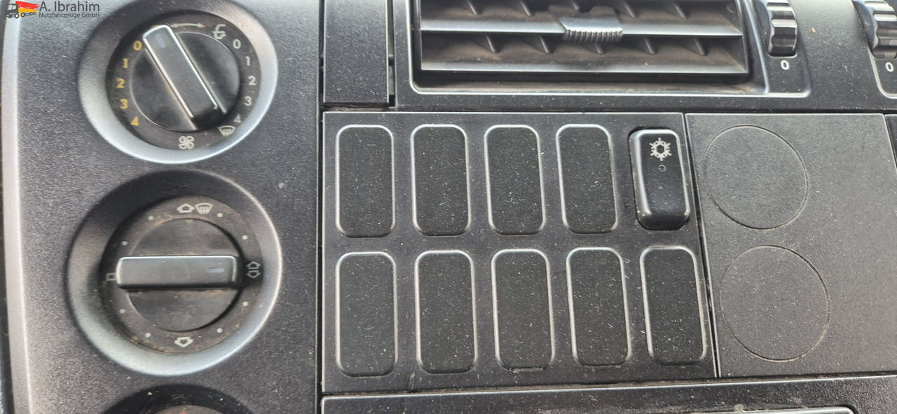 Mercedes-Benz 823 LBW | Radstand 4900 mm | 7.2 m Pritsche Klima | 3 Pedals - شاحنة مغلقة بستائر جانبية: صورة 2 Mercedes-Benz 823 LBW | Radstand 4900 mm | 7.2 m Pritsche Klima | 3 Pedals - شاحنة مغلقة بستائر جانبية: صورة 2