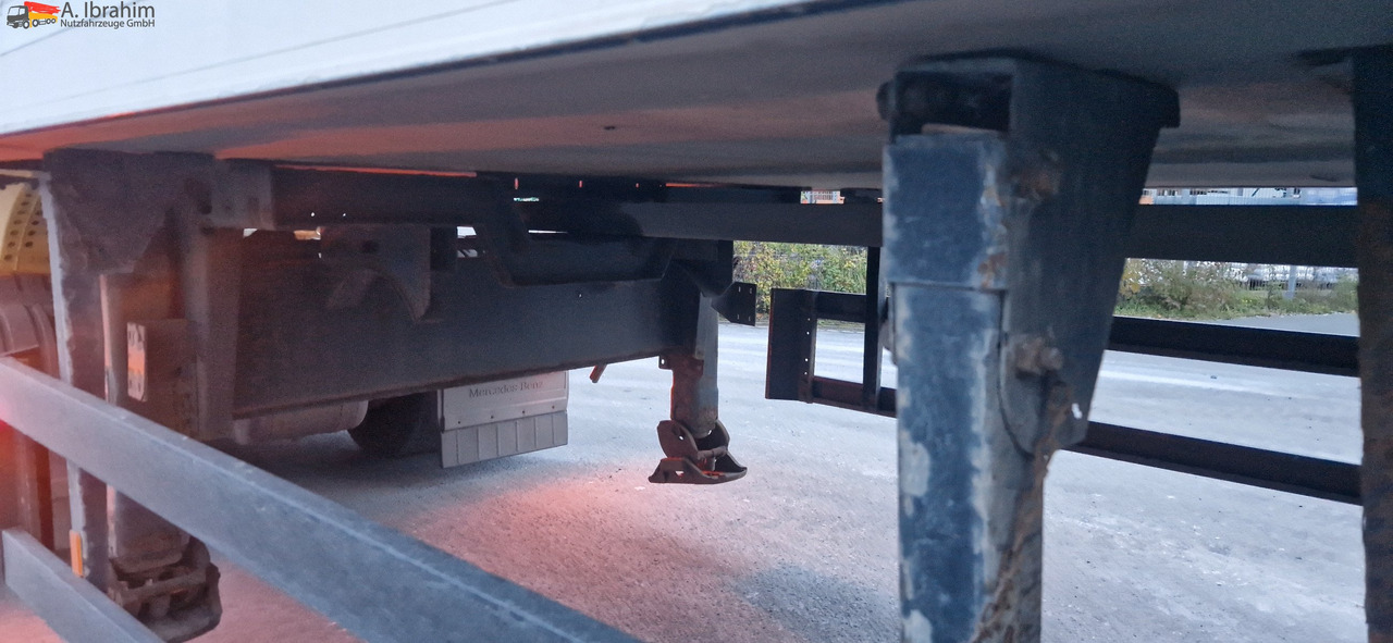 Schmitz SKO 24 Citysattel, 3. Achse zwangsgelenkt Frigoblock - نصف مقطورة: صورة 2 Schmitz SKO 24 Citysattel, 3. Achse zwangsgelenkt Frigoblock - نصف مقطورة: صورة 2