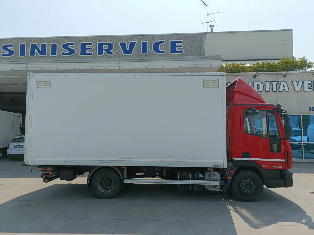 IVECO EUROCARGO 120EL22 - شاحنة صندوقية: صورة 4 IVECO EUROCARGO 120EL22 - شاحنة صندوقية: صورة 4