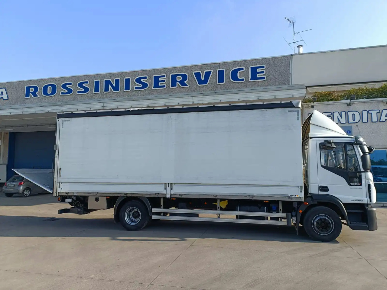 IVECO EUROCARGO 140E28P - شاحنة ذات ستائر جانبية: صورة 3 IVECO EUROCARGO 140E28P - شاحنة ذات ستائر جانبية: صورة 3